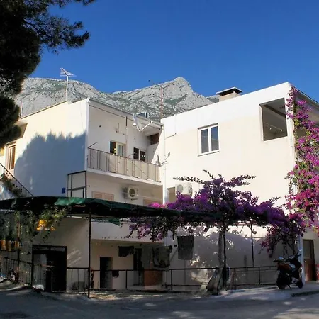 Apartman Modern With 3 Bedrooms Makarska
